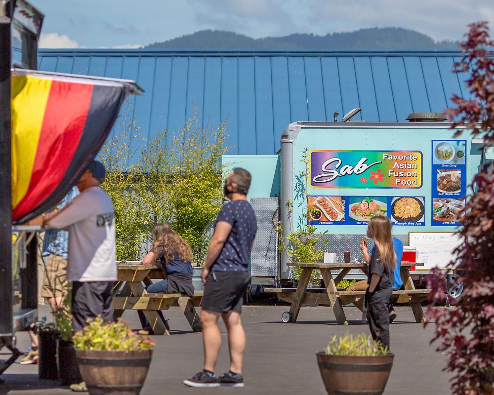 Flavors on First Tillamook food carts customer line