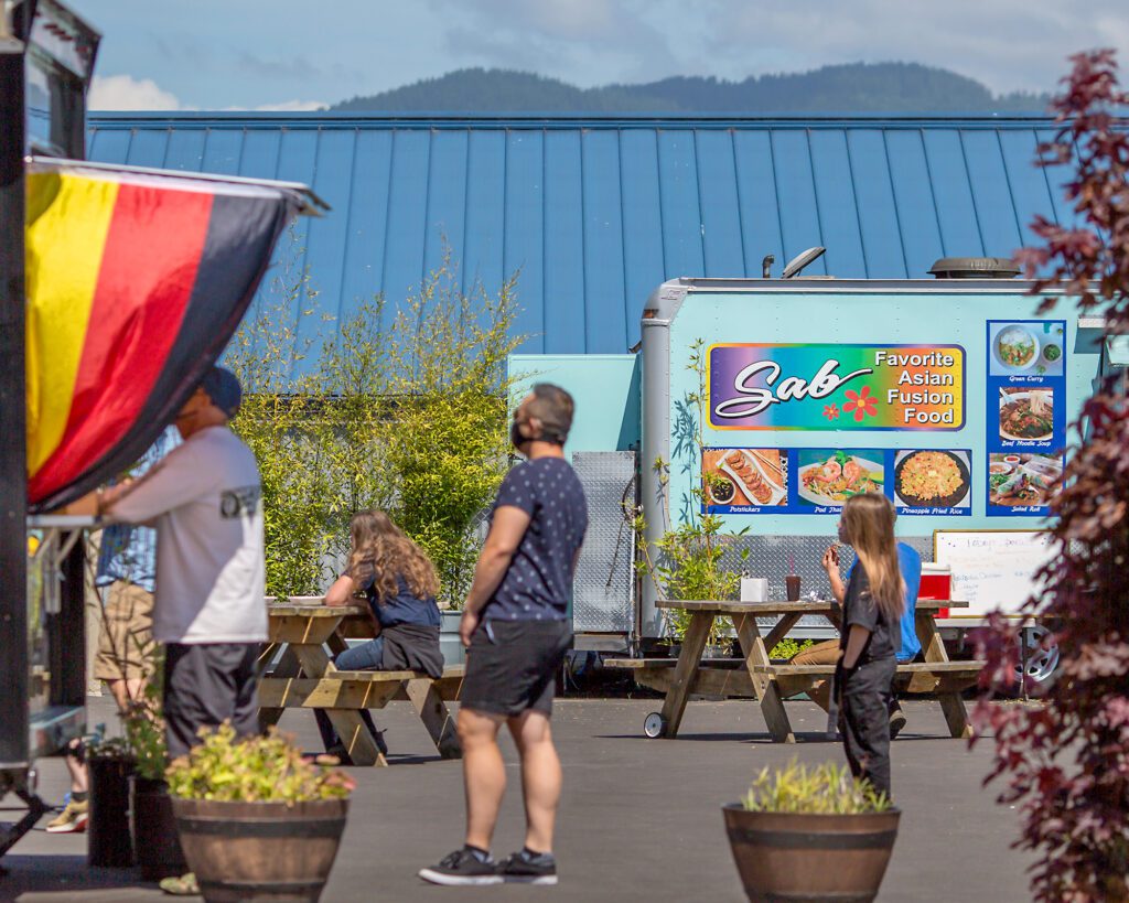 Flavors on First Tillamook food carts customer line