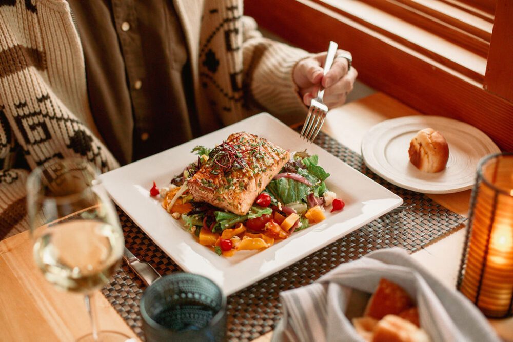 dinner salmon vegetable wine bread